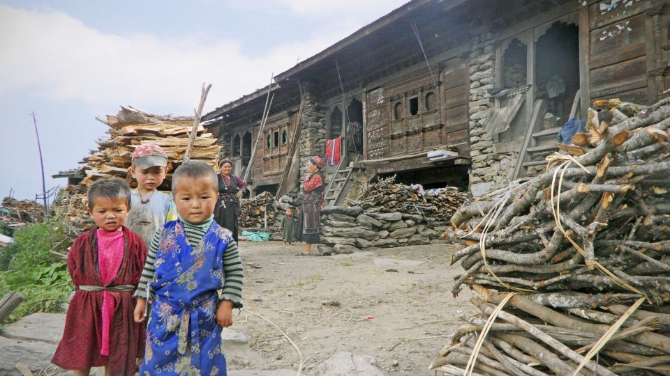 Tamang-Dorf: neugierige Blicke auf beiden Seiten