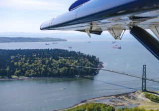 Wasserflugzeug über Vancouvermit Blick auf Stanley Park und Lion&#039;s Gate Bridge