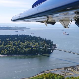 Wasserflugzeug über Vancouvermit Blick auf Stanley Park und Lion&#039;s Gate Bridge
