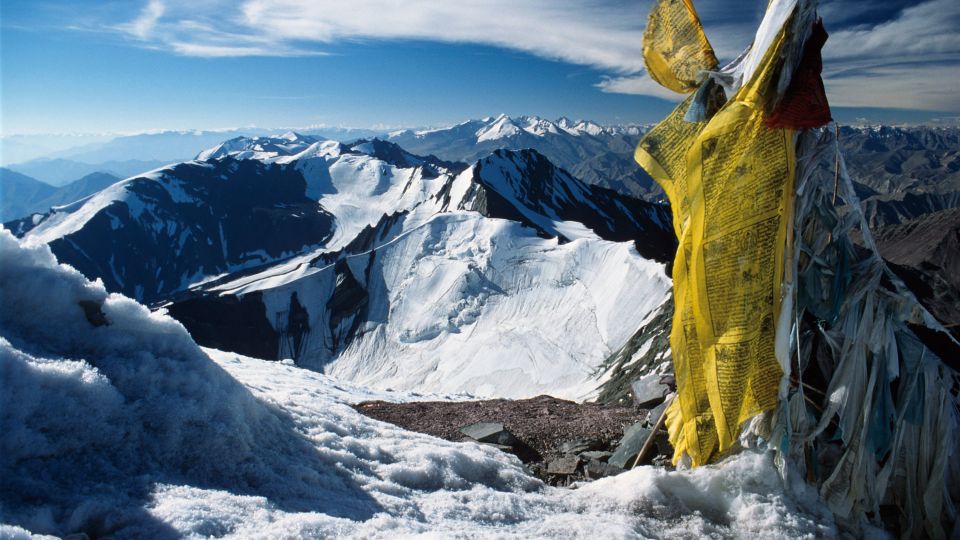 Blick vom Gipfel des Stok Kangri in Richtung der Berge Zanskars.