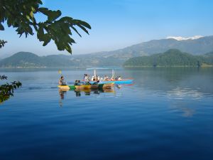 Bootsfahrt auf dem Begnas Lake