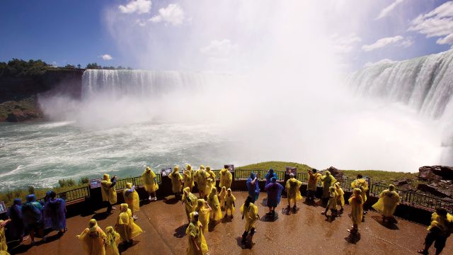 Besucher in der Gischt der Niagara-Fälle