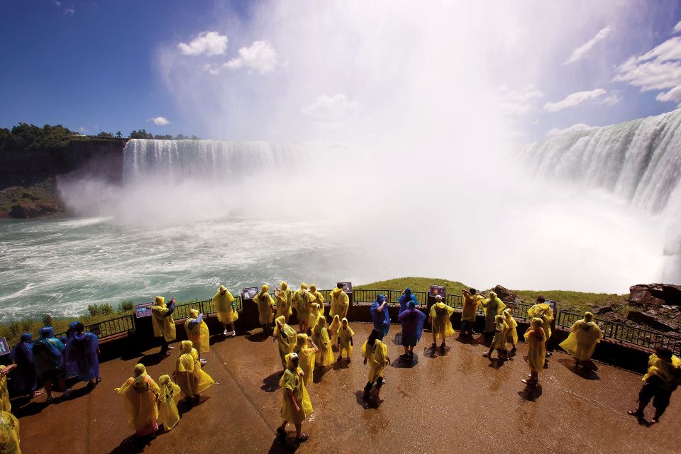 Besucher in der Gischt der Niagarafälle