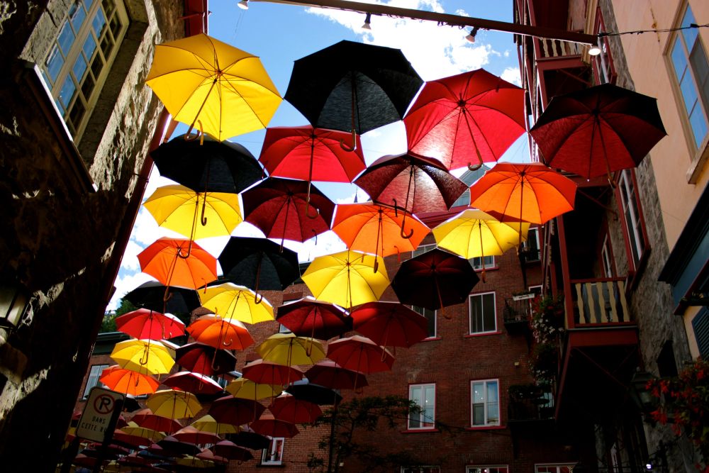 Mit Regenschirmen geschmückte Gasse in Quebec City