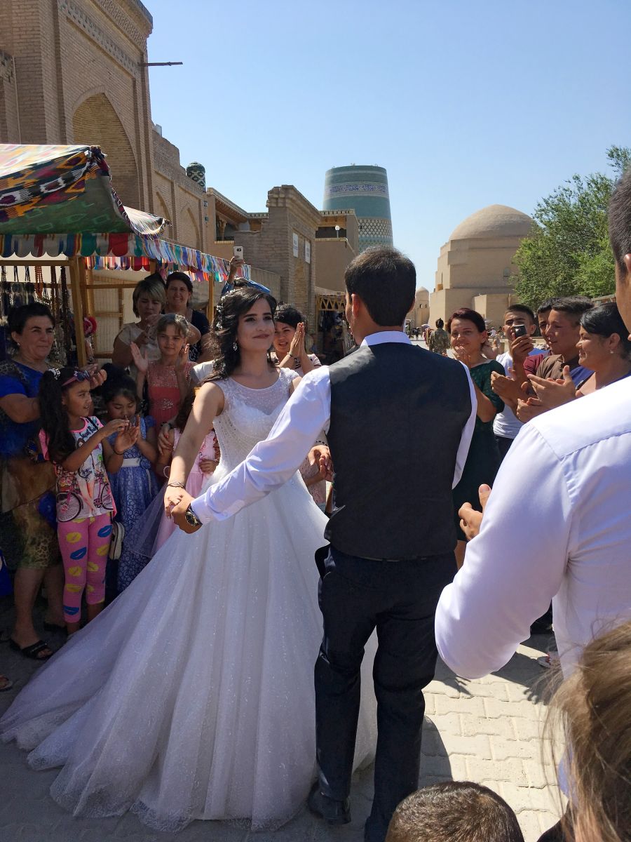 Überall in Usbekistan sieht man Hochzeiten