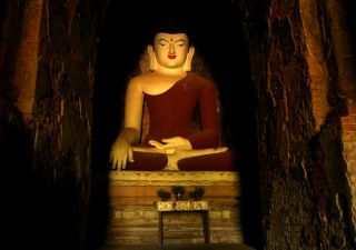 Großer Buddha in einem Tempel in Bagan