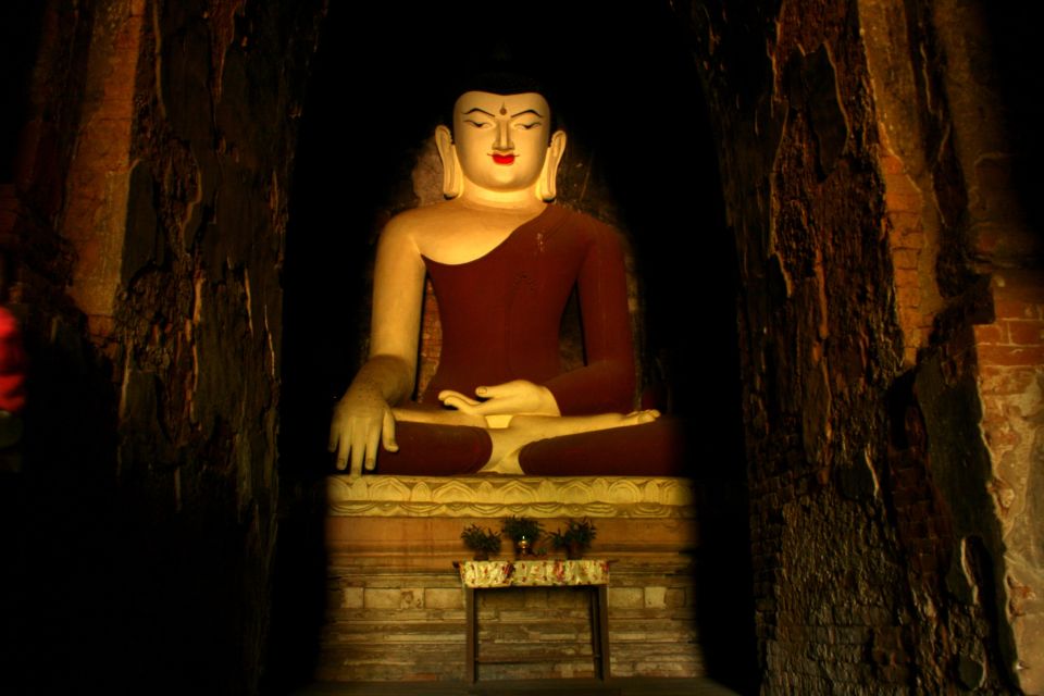 Großer Buddha in einem Tempel in Bagan
