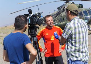 Armenisches Nachrichtenteam interviewt Hilde