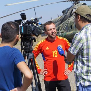 Armenisches Nachrichtenteam interviewt Hilde