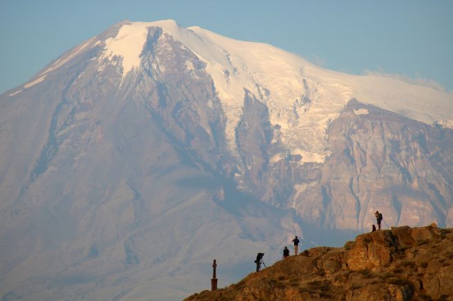 Filmcrew am Morgen vor dem Ararat