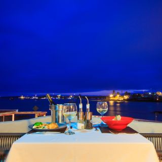 Romantisches Dinner in der Bucht von Puerto Ayora