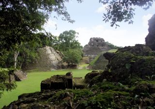 Blick auf die Pyramide El Castillo in Xunantunich