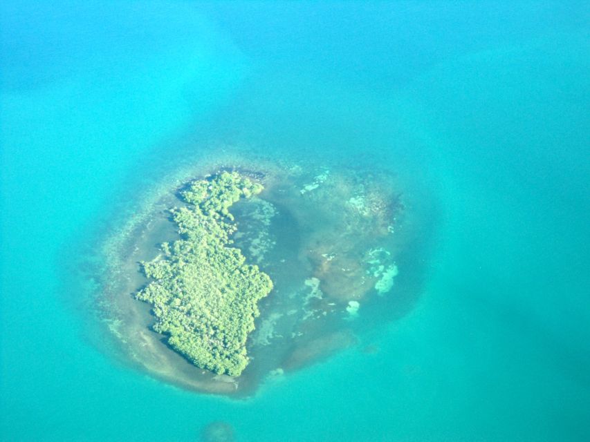 Überflug über eine der zahlreichen vorgelagerten Koralleninseln