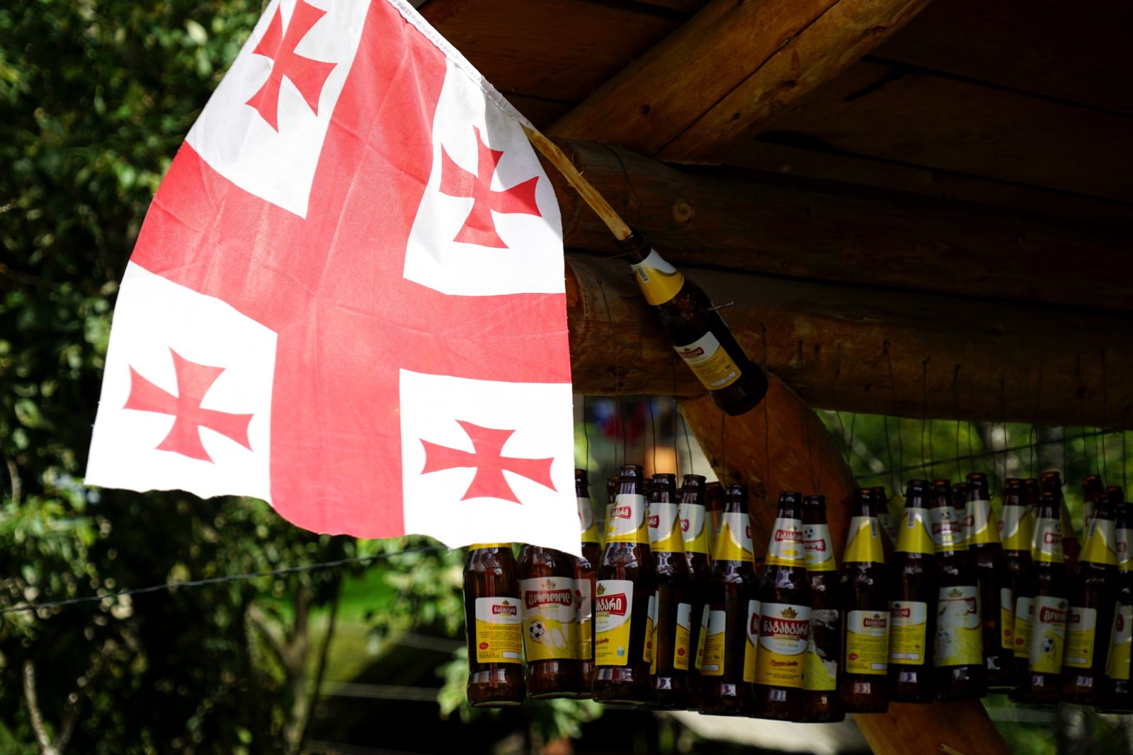 georgisches bier und Flagge