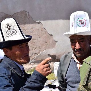 Kirgisen mit traditionellen Hüten