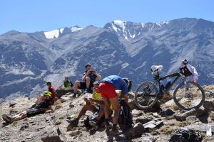 Rasst mit Aussicht auf die Pamir-Berge