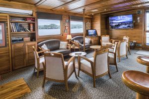 Gemütliche Lounge auf der Expeditionsyacht Coral II