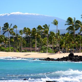 Strand auf Big Island mit dem Mauna Kea im Hintergrund