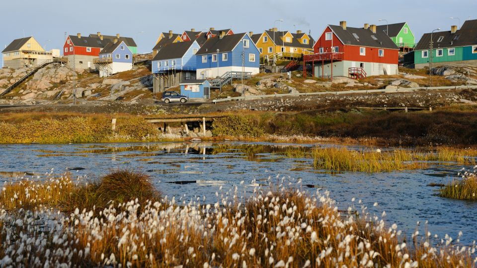 Grönländische Häuser leuchten in allen Farben