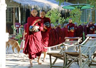 Mönchsprozession am Morgen in Bagan