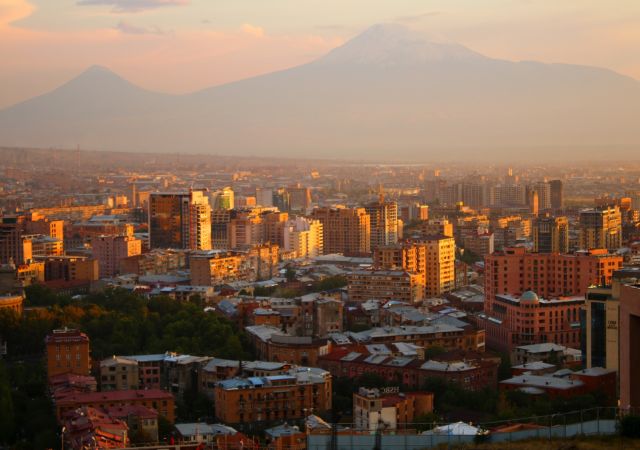 Die Hauptstadt Jerewan im Abendlicht