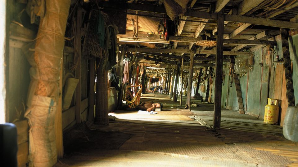 Blick hinein in ein typisches traditionelles Langhaus in Borneo