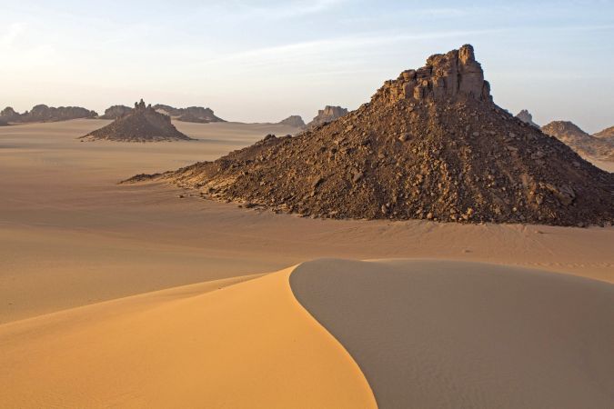 Felsformationen und gelb-rote Dünen der Sahara © Diamir