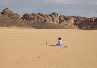 Felsformationen und gelb-rote Dünen der Sahara