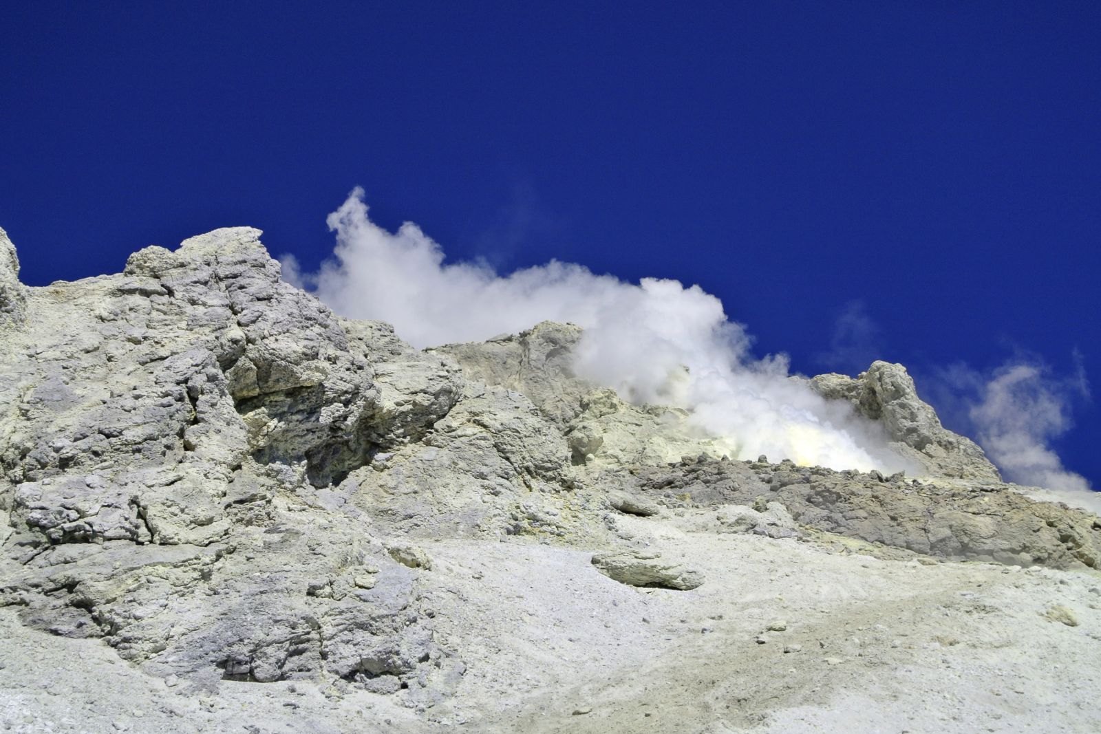 Vulkandämpfe steigen aus den Kraterspalten  (Expedition Damavand)