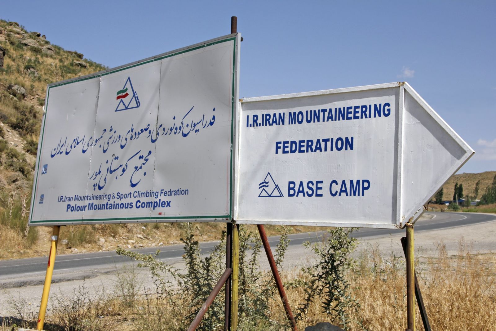 Wegweiser zum Basislager Damavand Gousfandsarai