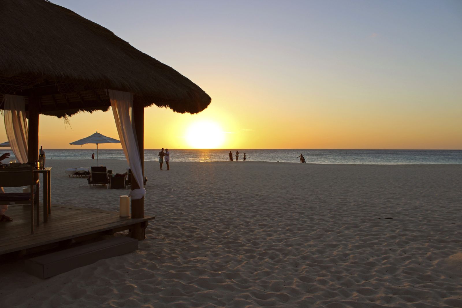 Sonnenuntergang am Strand vom Bucuti Tara Beach Resort