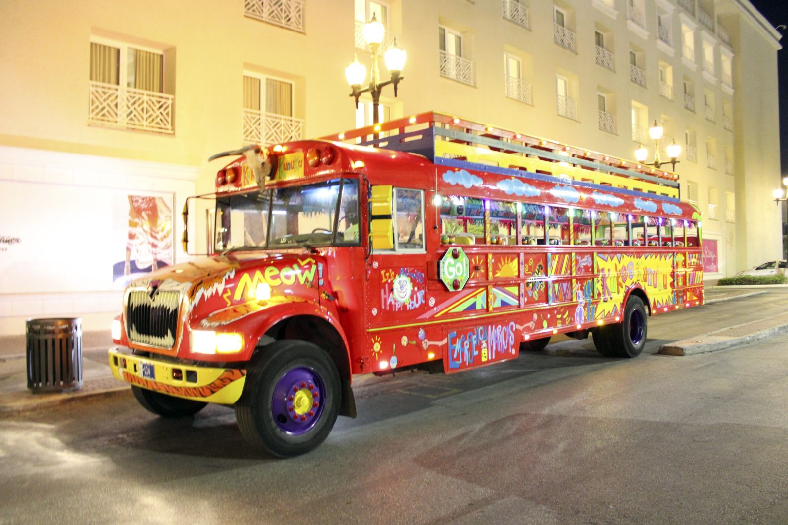 Bunt bemalter Bus in Oranjestad, Aruba