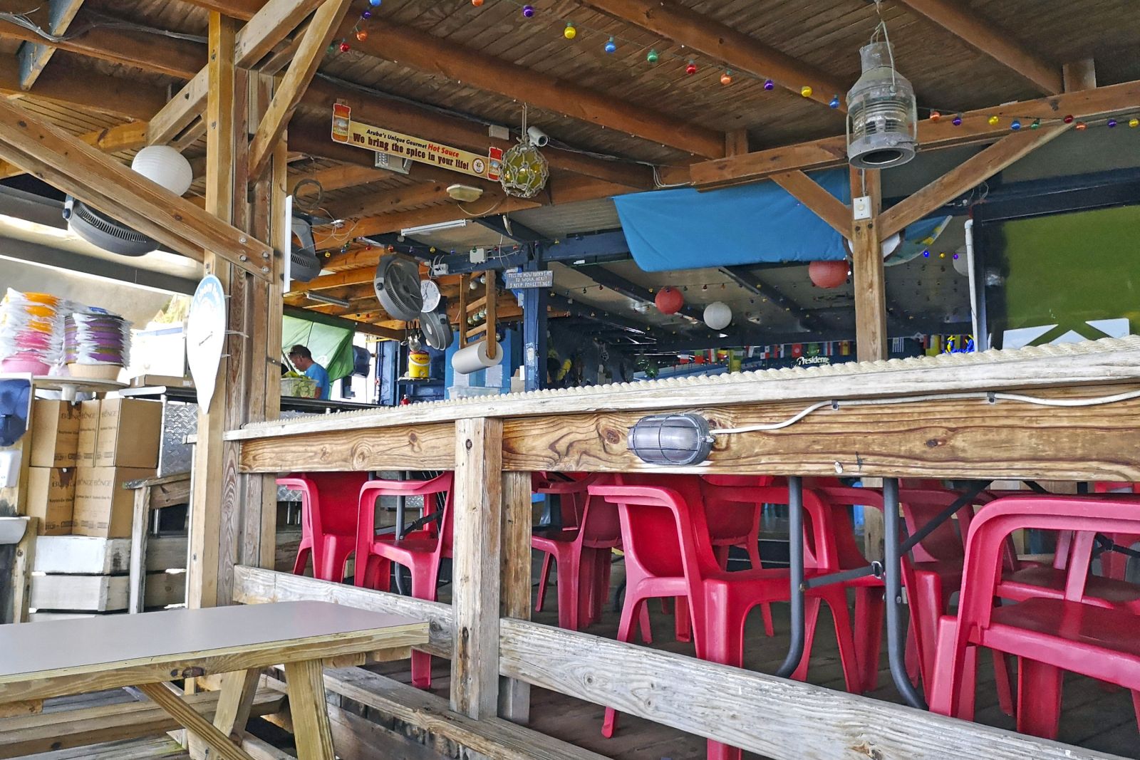 An einer kleinen Küchenzeile mit Meerblick wird im Restaurant Zeerovers auf Aruba frischer Fisch zubereitet.