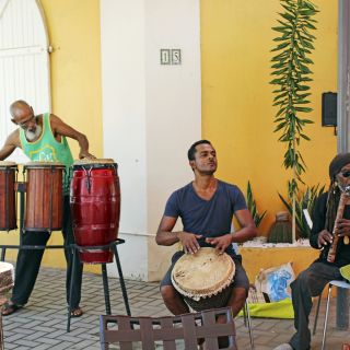Drei Musiker sorgen in San Nicolas, Aruba mit karibischen Sounds für Stimmung