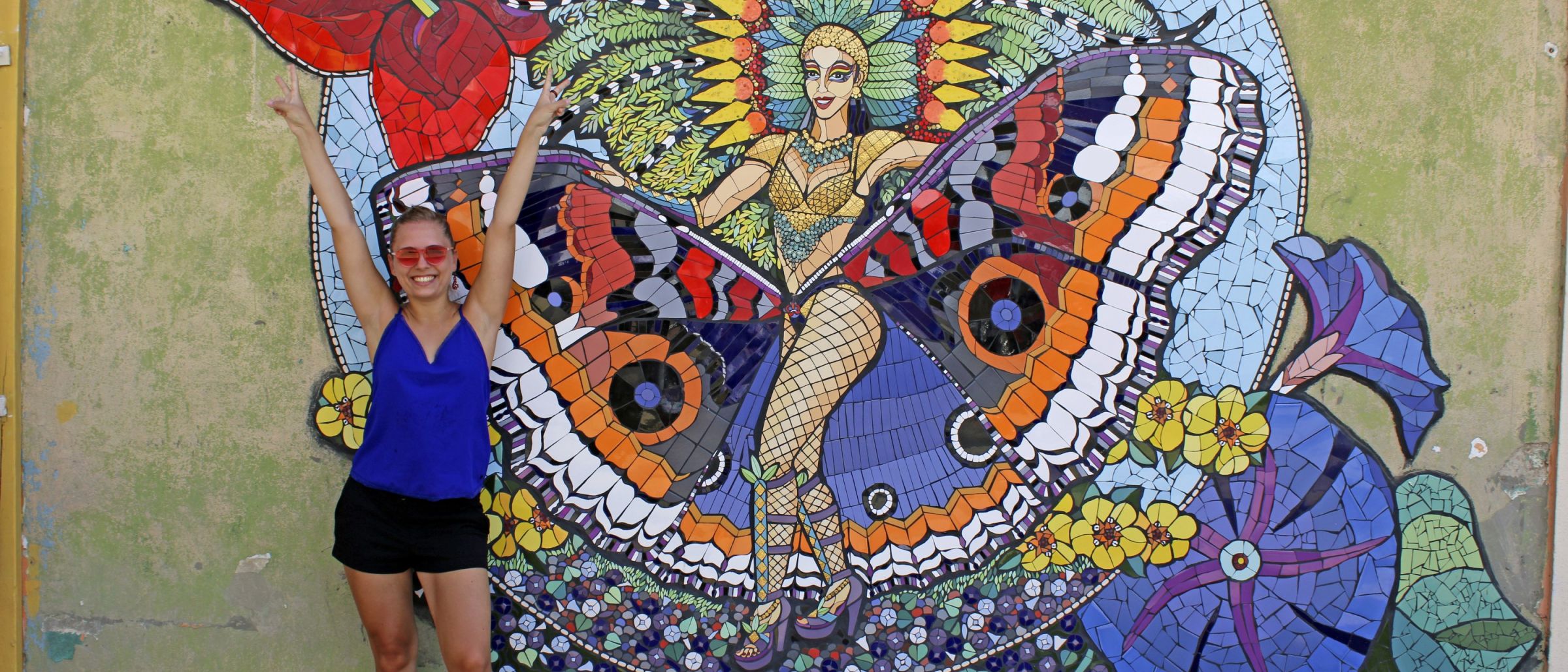 Das beeindruckende Mosaik zeigt eine Karnevals-Nymphe, die das ganze Jahr über Karnevalsfeeling auf Aruba versprüht.