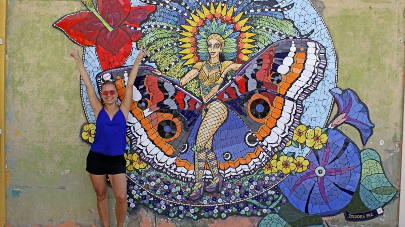 Das beeindruckende Mosaik zeigt eine Karnevals-Nymphe, die das ganze Jahr über Karnevalsfeeling auf Aruba versprüht.