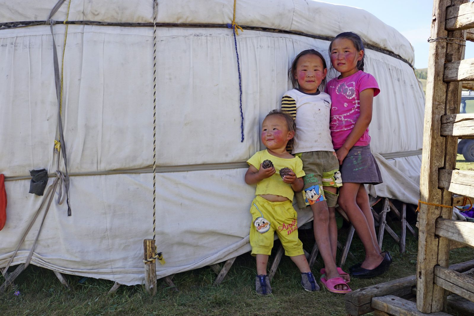Neugierig und schüchtern zugleich – die Kinder einer Nomadenfamilie