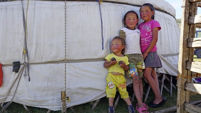 Neugierig und schüchtern zugleich - die Kinder einer Nomadenfamilie