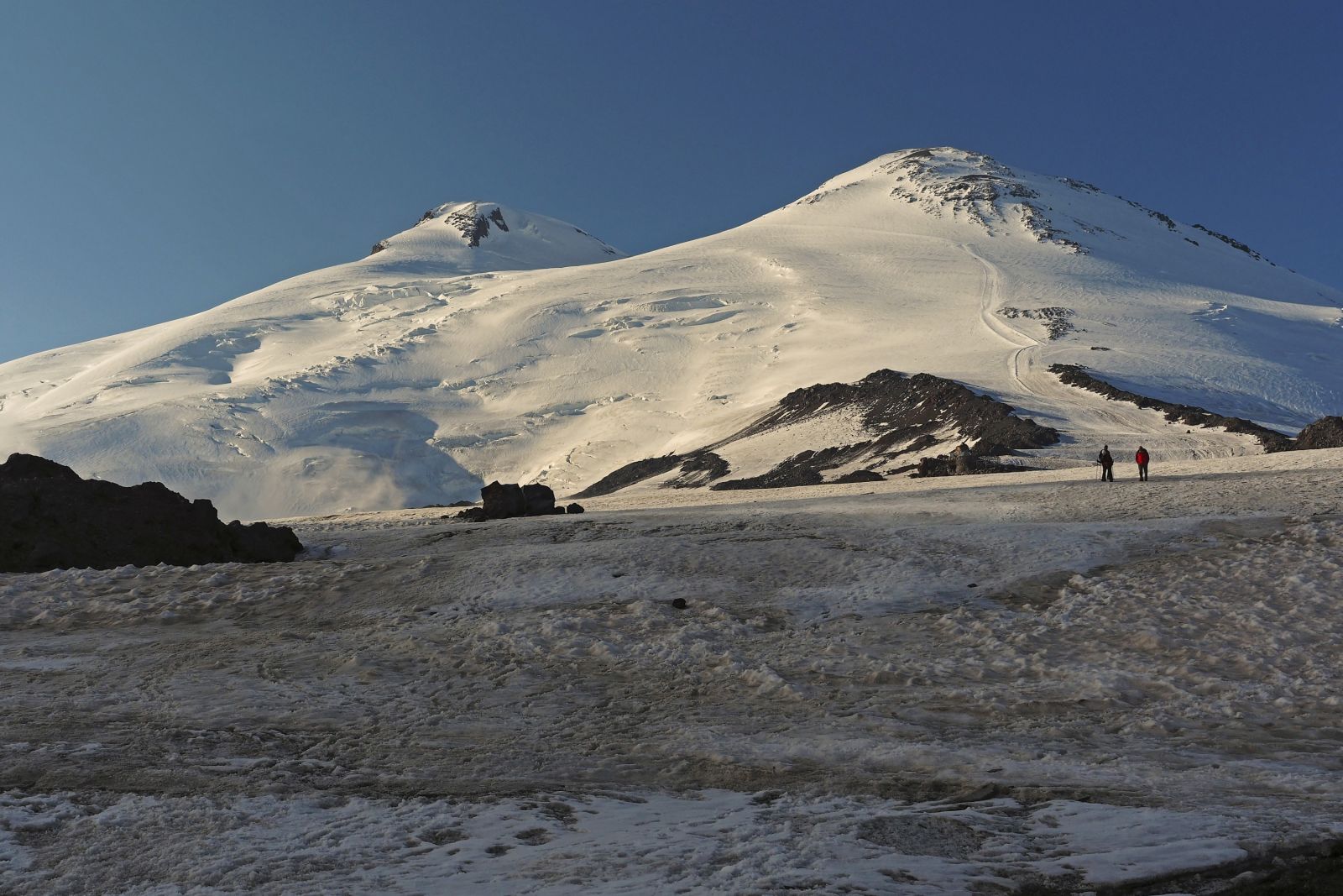 Doppelgipfel mit West- (5642 m) und Ostgipfel (5621 m)