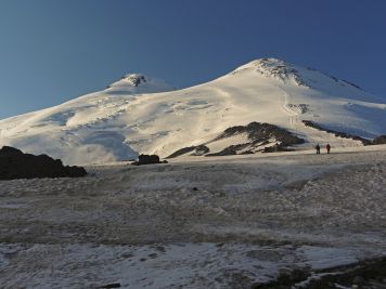Doppelgipfel mit West- (5642 m) und Ostgipfel (5621 m)