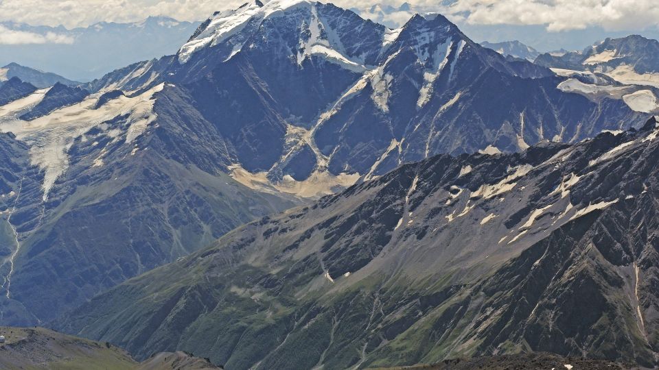 Dongus-Orun (4464 m) und Nakra-Tau (4277 m)