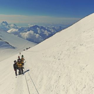 Vom Sattel aus folgt die Route einem steilen Aufschwung auf das Gipfelplateau – es sind noch dreihundert wetere Höhenmeter bis zum Gipfel