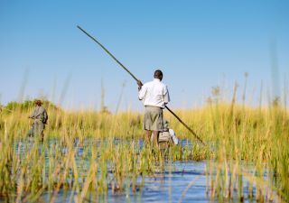 Die ursprünglichste Art, das Okavango-Delta zu bereisen: im Mokoro (Einbaum)