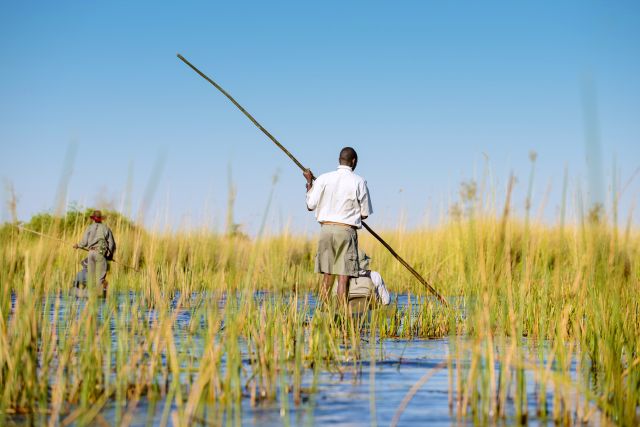 Die ursprünglichste Art, das Okavango-Delta zu bereisen: im Mokoro (Einbaum), Kwara Concession