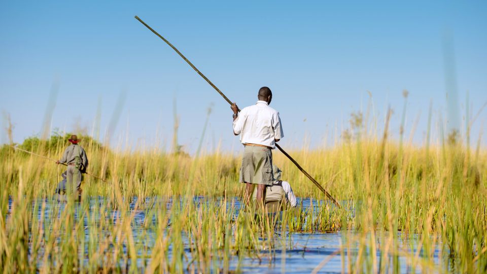 Die ursprünglichste Art, das Okavango-Delta zu bereisen: im Mokoro (Einbaum)