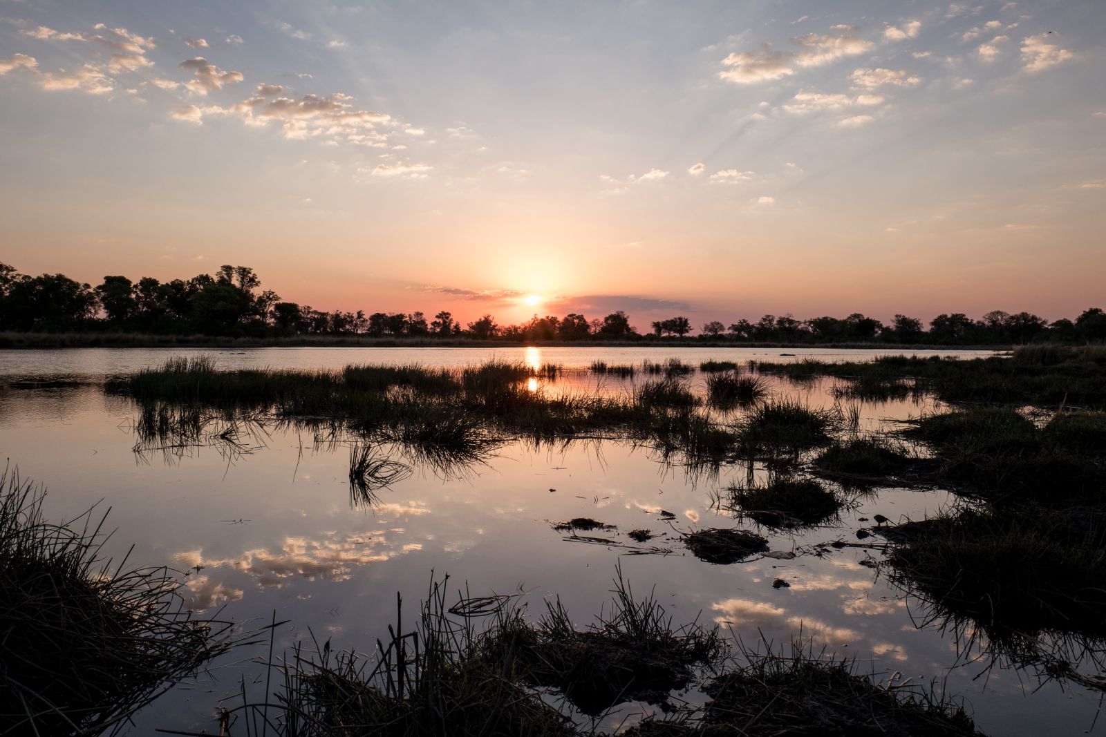 Wasser und Wolken: Sonnenuntergang über dem Okavango-Delta, Kwara Concession