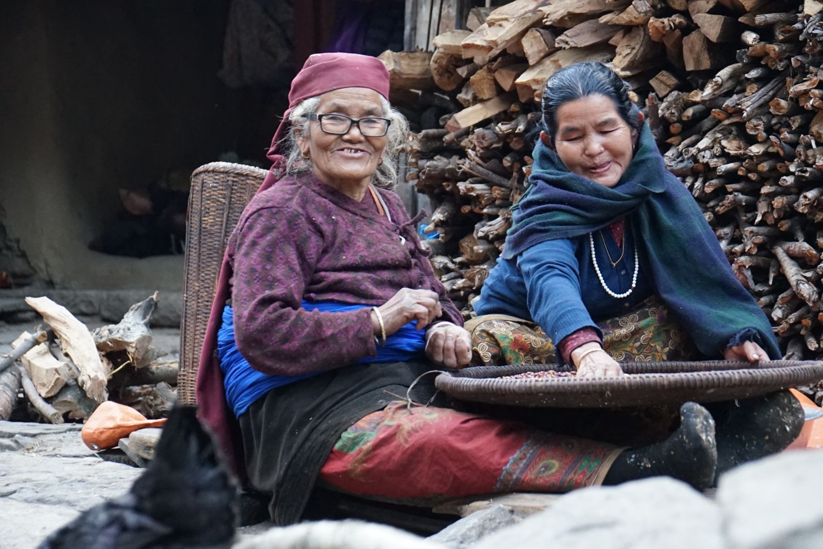 Manaslu – 2 Frauen bei der Arbeit