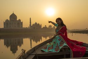Blick auf das Taj Mahal am Fluss Yamuna in Agra