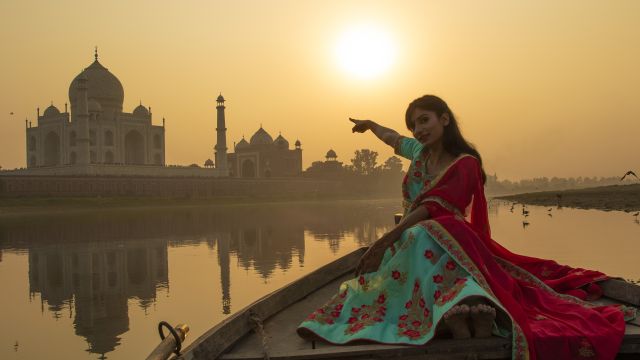 Blick auf das Taj Mahal am Fluss Yamuna in Agra