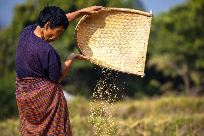 Bäuerin auf dem Land in Bhutan
